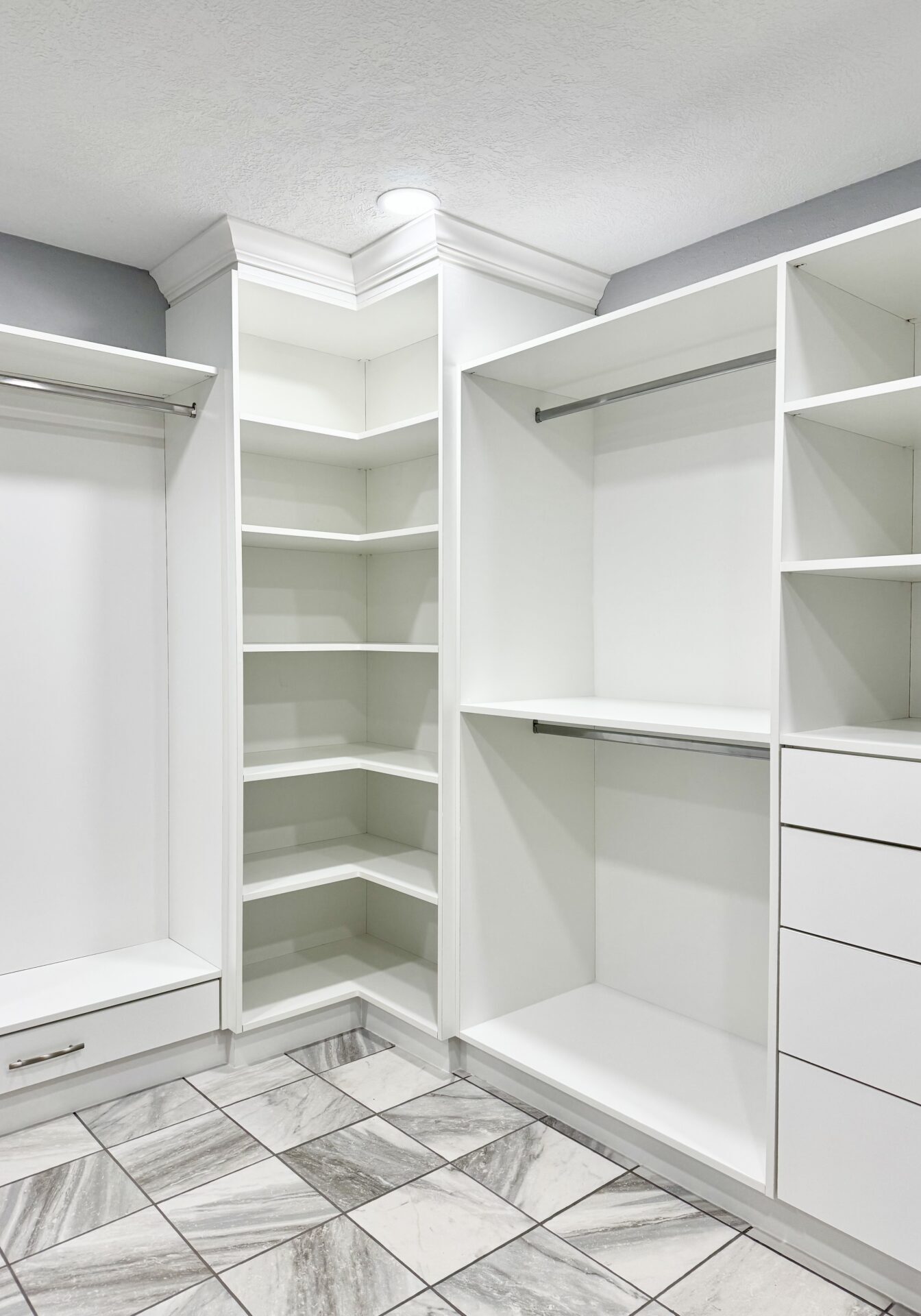 GOU HOLE CUSTOM CLOSET